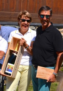 Récompensés pour leur investissement dans la randonnée depuis plusieurs années, Florence et Bernard Fuchs méritaient bien ce jeroboam de champagne offert par les participants au barbecue.
