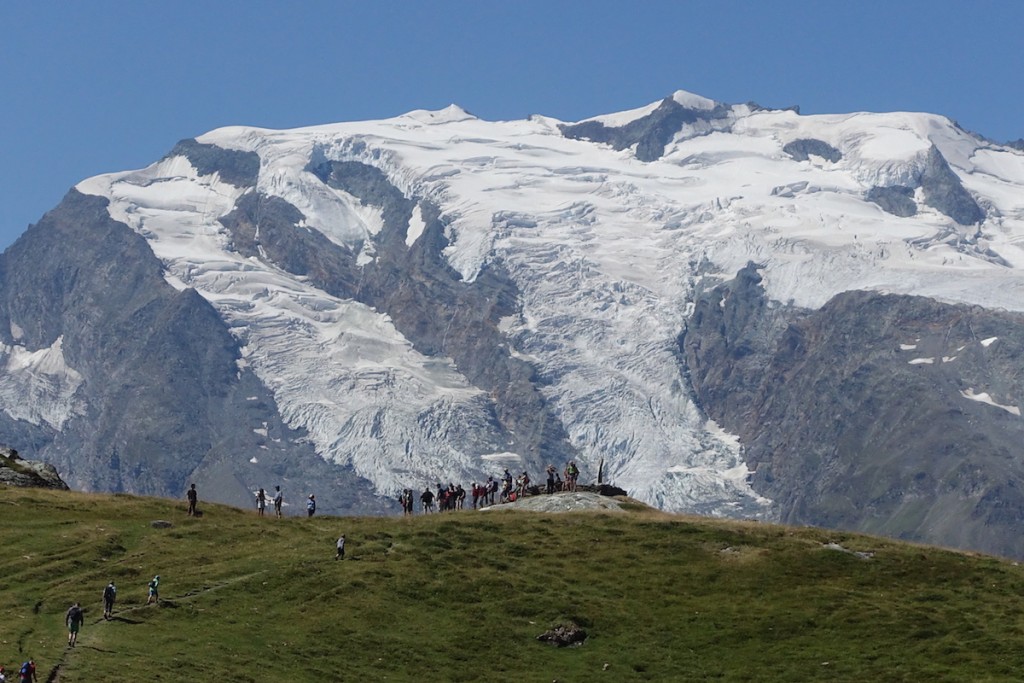 Tout petits, tout près et pourtant encore si loin du majestueux glacier du Mont-Pourri !
