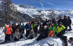 Contrôle de ravitaillement au pied du glacier du Ruitor pour les « rallymen » des Cimes Blanches