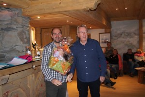 Comme chaque année, l’ACCB La Rosière a remis au personnel des Cimes Blanches, représenté ici par son directeur, Romain Jacob, une coupe avec des bulles, gâteaux et chocolats.