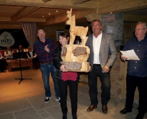 Le Chamois de bois, trophée de l’Office de Tourisme de la Rosière, soulevé cette année par Sylvie et Didier Leclercq.