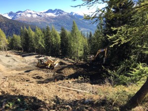 Les bulldozers sont entrés en action sur la petite route du golf. A certains endroits, c’est une véritable autoroute qui a été tracée...