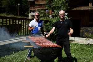 Michel et Pascal : les grands chefs du barbecue…