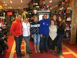 Marc Pirard et une partie de son équipe dans la boutique des Eucherts