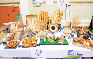 C’est avec ce travail, un buffet construit sur le thème de la Ryder Cup, que Marie et Nicolas (photo ci-dessous) ont remporté le Concours des jeunes entrepreneurs en boulangerie.