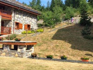 Avec la grosse chaleur les pelouses des Cimes Blanche sont un peu desséchées et les fleurs ont très soif mais notre résidence reste quand même l’un des plus beaux sites de la station.