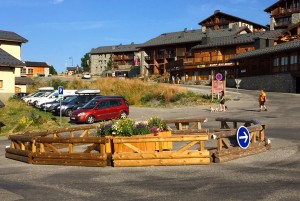 Nouveauté au carrefour des Eucherts avec un rond point provisoire installé devant la résidence Le Panoramic. Il devrait être maintenu cet hiver si la circulation des bus le permet mais rien de définitif avant la réhabilitation du quartier et la disparition du Solaret.