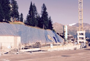 Gros chantier également face au Plein Soleil et au Cabinet médical. La construction de cette résidence de tourisme va toutefois entrainer la disparition des parkings et sérieusement empiéter sur la rue principale montant vers le col.