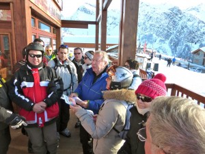 Après le café et les pains au chocolat, briefing sur la terrasse du Kitzbüehl