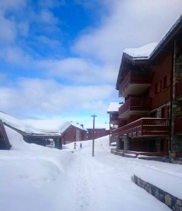 En attendant le renouvellement des baux, la vie continue aux Cimes Blanches. Et la neige tombée en abondance la semaine dernière (près d’un mètre mardi et mercredi) promet une très belle fin de saison.