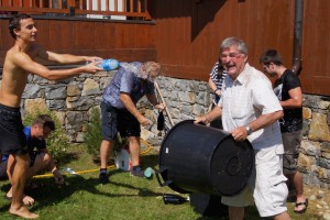 Douché le président ! Face à l’attaque des jeunes, Marius a employé les grands moyens...