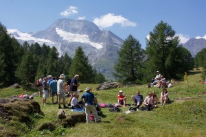 Les prairies et les rochers du Monal : un site de rêve pour un pique-nique.