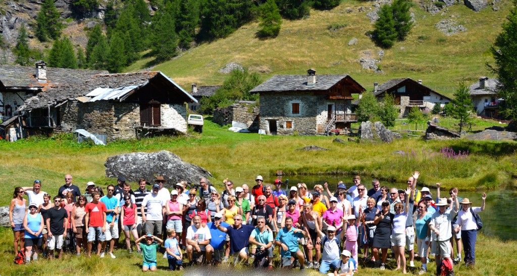 Les 85 randonneurs de l’ACCB devant le village classé du Monal. Une superbe carte postale !