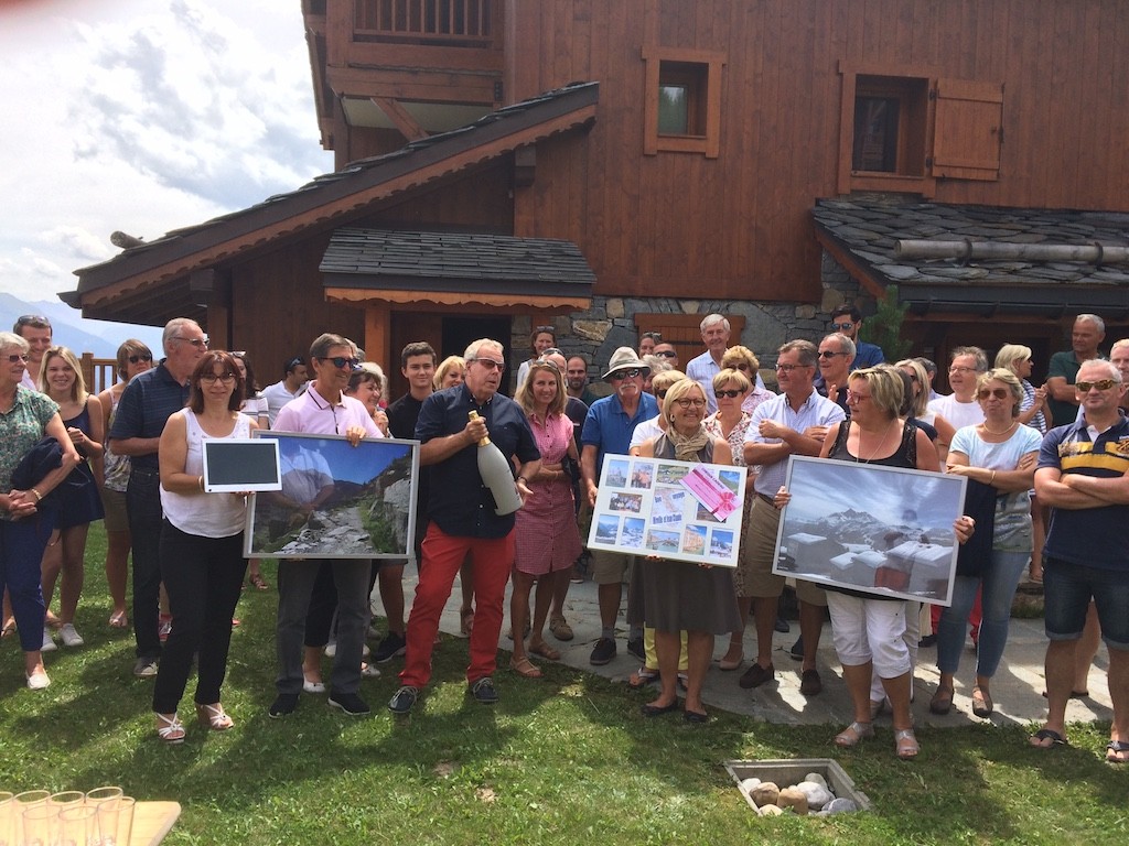 Mireille et Jean-Claude Virfeu, honorés par tous les propriétaires des Cimes Blanches. Un grand moment d’émotion