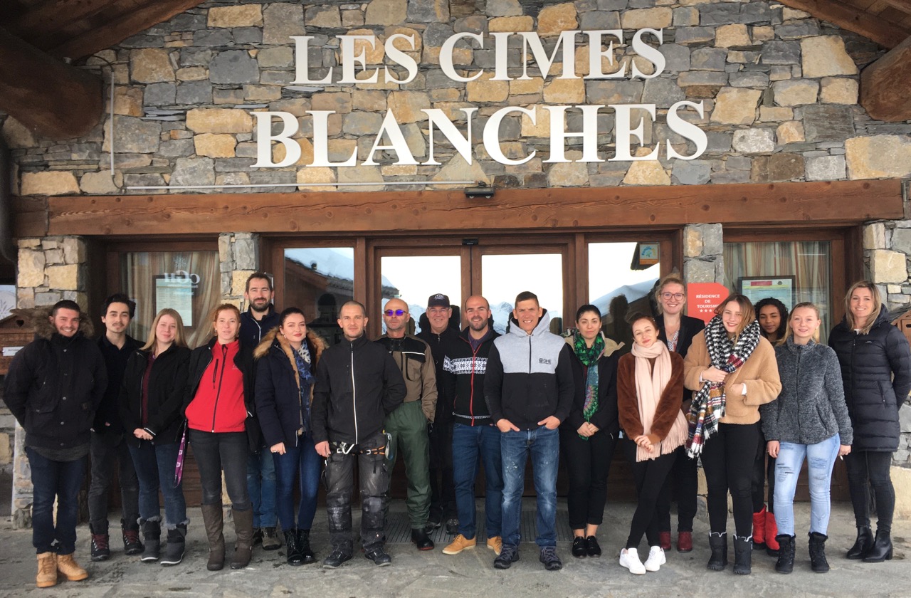 Romain Jacob, directeur de CGH La Rosière, entourée de toute son équipe qui fera « tourner » les Cimes Blanches cet hiver.