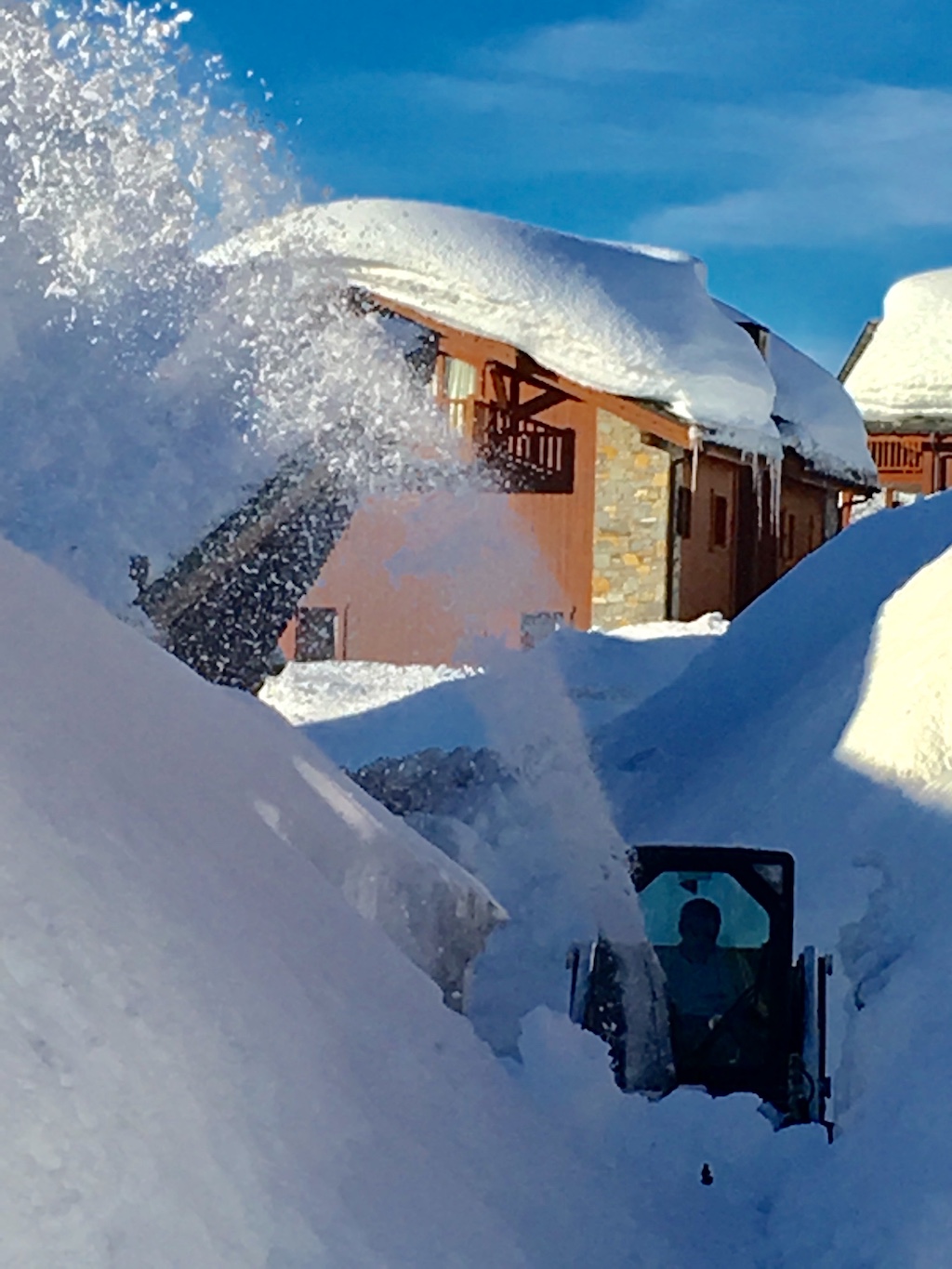 Le déneigement des allées des Cimes Blanches avec le Bobcat de l’Igloo...