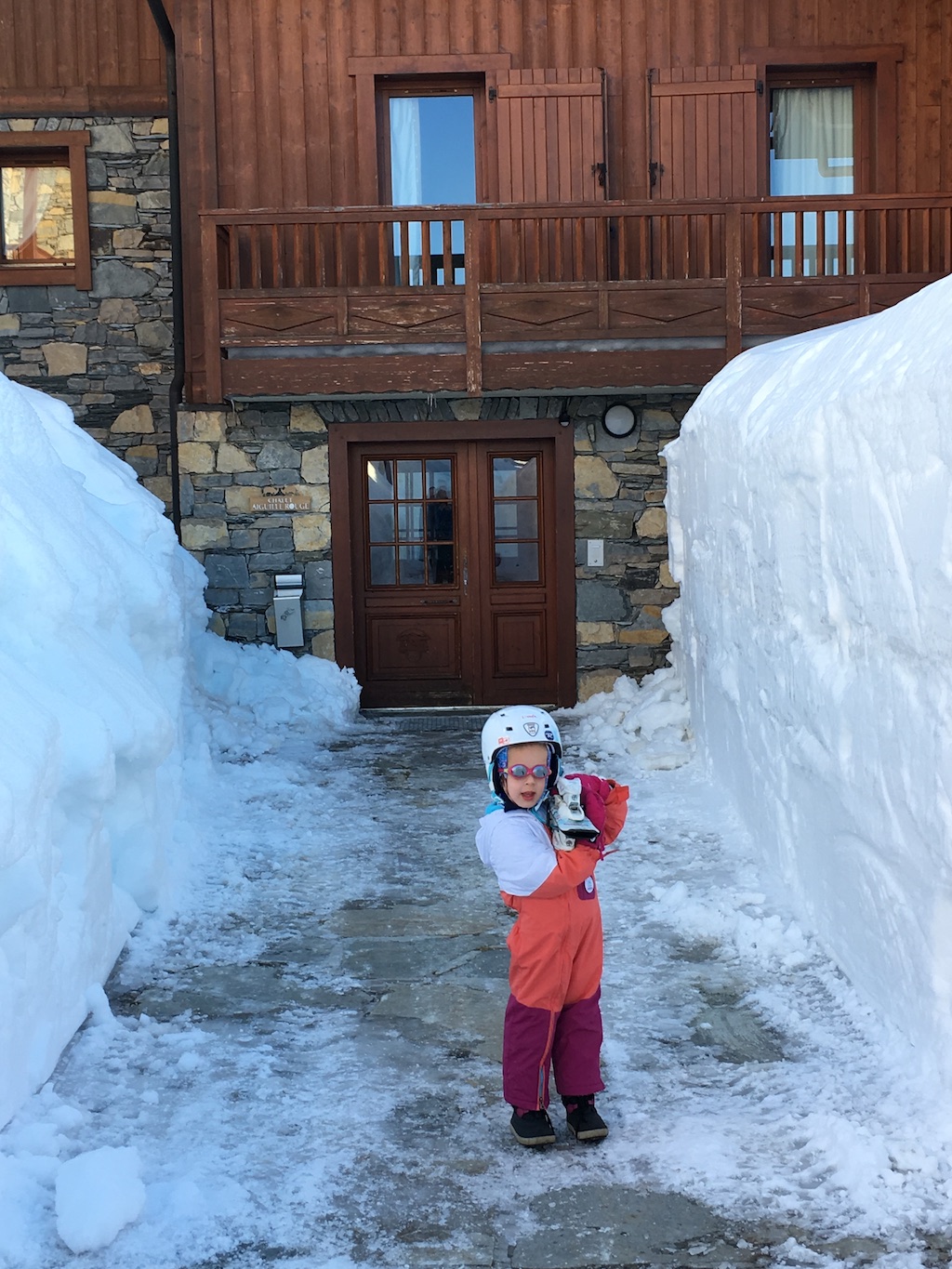 Les allées des Cimes Blanches, avec leurs impressionnants murs de neige, rendues aux enfants et aux piétons.