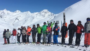 Un groupe de rallymen au pied du Mont-Blanc