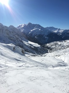 Sur la « Combe », avec au fond, le départ du télésiège des Moulins
