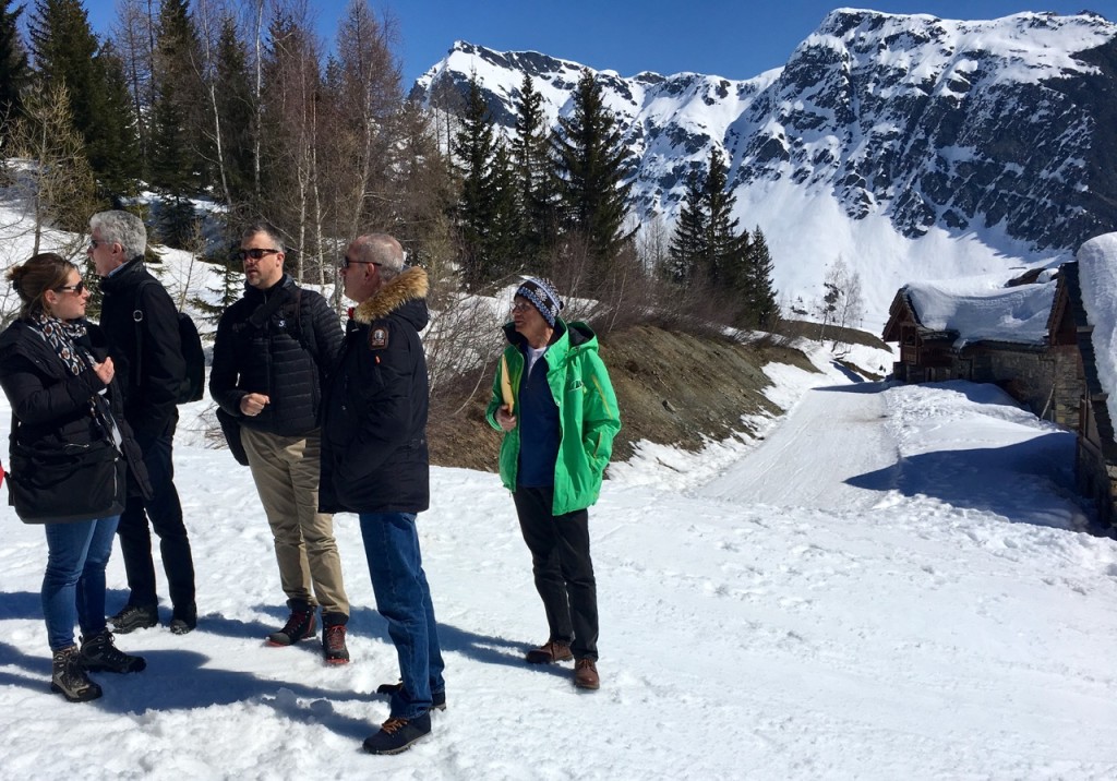 Une mutualisation du « départ skieurs » entre Odalys et les Cimes Blanches entraînerait l’élargissement de ce chemin situé derrière les chalets C, B et A des Cimes Blanches.