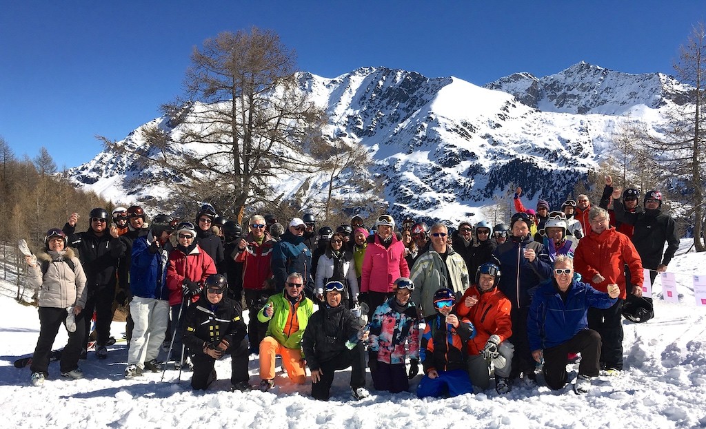 Les participants au rallye rassemblés au pied du Ruitor