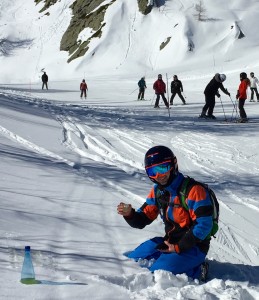 Miracle ! Louis a trouvé des verre de génépi dans la neige...