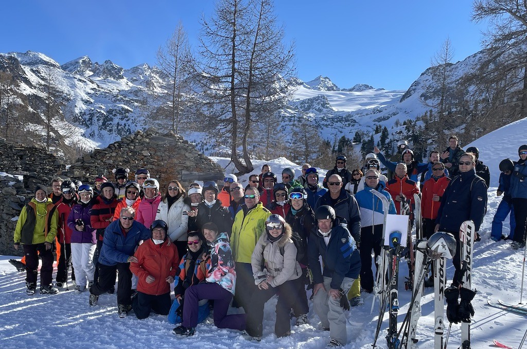 Les « rallymen » de l’ACCB lors du contrôle de ravitaillement au pied du glacier du Ruitor