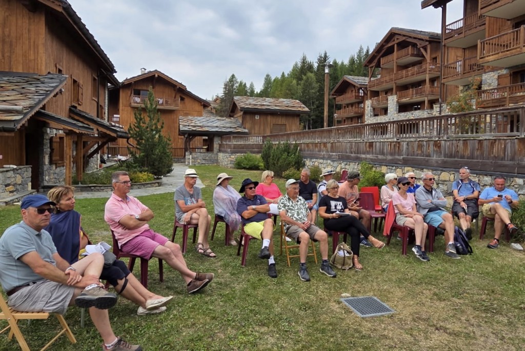 Une vingtaine de personnes était présente à cette AG organisée sur l’une des pelouses de la résidence