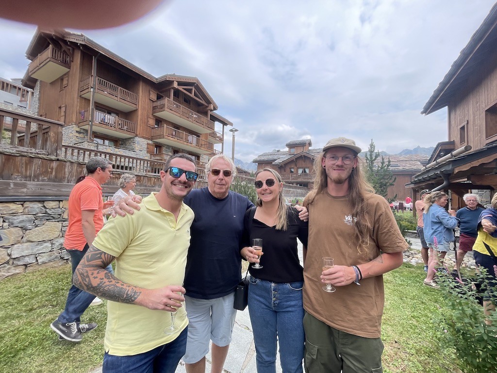 Autour de Jean-Claude Virfeu, président de l’ACCB La Rosière, Quentin Ménard, Cassandre Gilbert qui lui succédera à la direction le 1er novembre et Samuel, le nouveau responsable technique