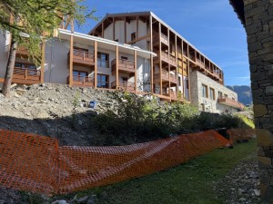Avant enrochement, vue sur l’Ecrin Blanc de la façade nord (côté Ouest) du chalet F des CB
