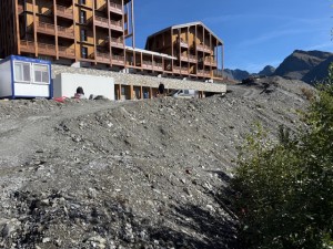 Retour ski devant les façades de l’Ecrin Blanc, après sortie de la piste papillon