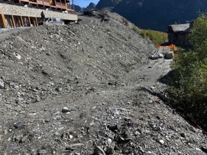 Au nord du chalet C, départ ski Ecrin Blanc et retour vers chalets B et A des Cimes Blanches (avant enrochement)