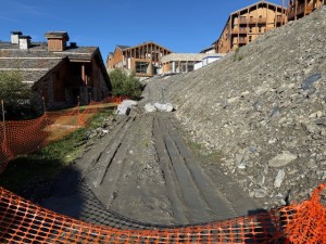 Au nord du chalet B, départ ski Ecrin Blanc et retour vers chalets B et A des Cimes Blanches (avant enrochement)