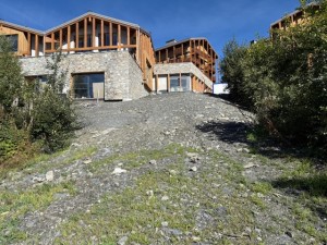 A l’ouest du chalet C, retour ski vers le lotissement de l’Averne et la bifurcation vers les chalets  Est (D, E, F, G, H et I) des Cimes Blanches