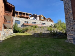 Entre les chalets E et F des Cimes Blanches, arrivée dela bretelle « retour piste» vers les chalets Est des CB.