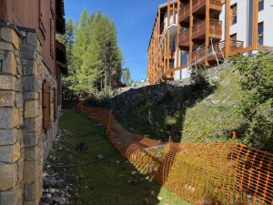 Avant enrochement, vue sur l’Ecrin Blanc de la façade nord (côté Est) du chalet F des CB