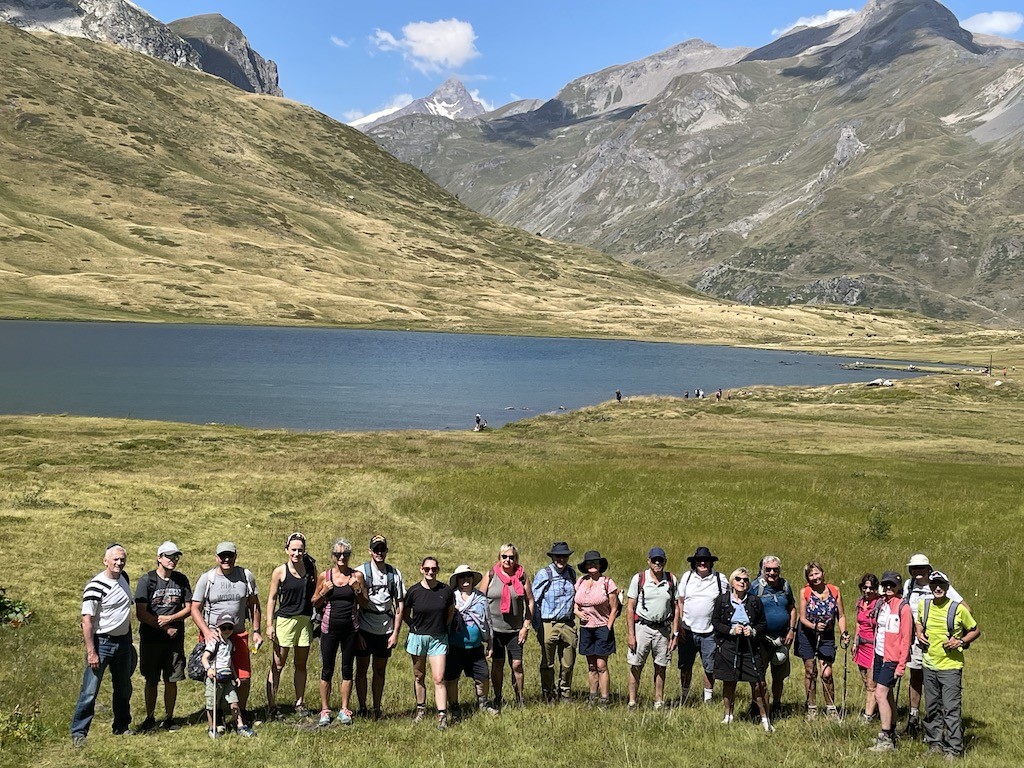 Les randonneurs de l’ACCB dans le cadre majestueux du Lac Verney.