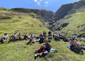 Pique-nique à l’abris du vent, tout près d’une cascade.