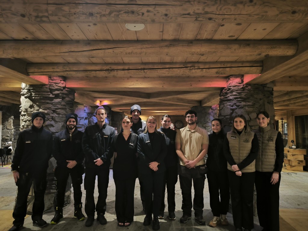 Une partie de l’équipe CGH des Cimes Blanches. De gauche à droite : Lorenzo, Kevin, Samuel, Charlotte, Norman, Cassandre Gilbert la directrice, Alexis, Maël, Elsa, Romane et Cindy.